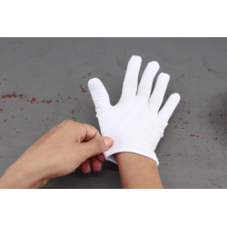KIT TRATTAMENTO IDRATANTE MANI IN ASTUCCIO DI CARTONE (CREMA MANI VELLUTANTE GUANTI COTONE 